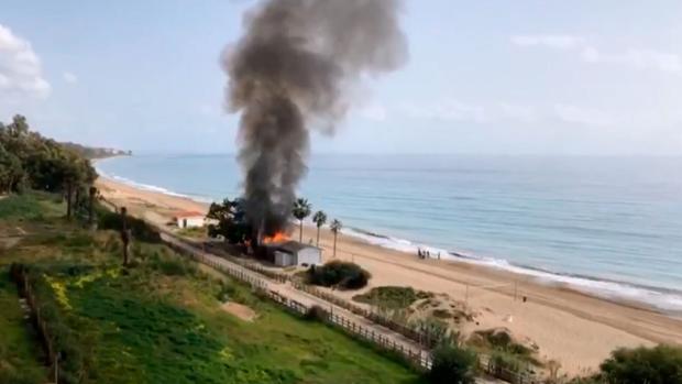 Arde otro chiringuito en las playas de Marbella