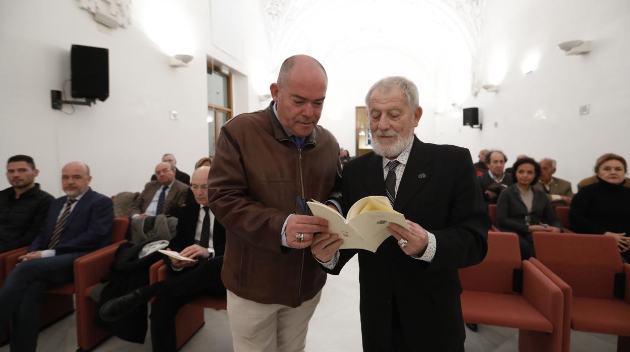 Rafael Inglada y José Infante, con el libro «Claroscuro», de Pablo García Baena