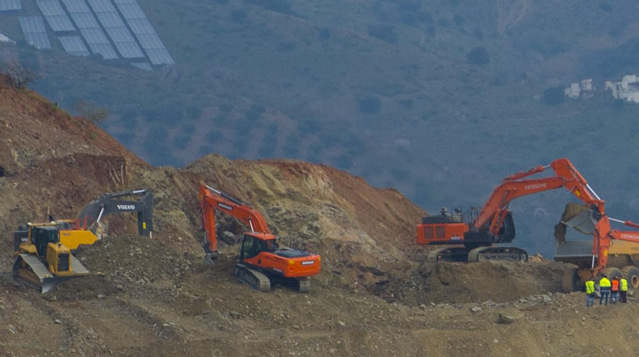 Maquinaria desplegada en el cerro de la Corona, junto al pozo donde cayó Julen Roselló