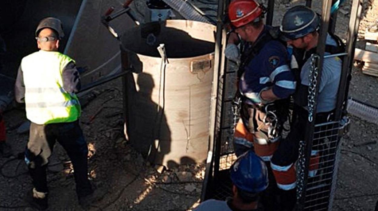 Tarbajaos de la galería vertical al pozo donde cayó y murió el pequeño Julen