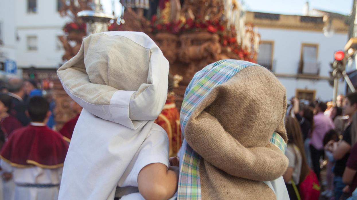 Un costalero contempla con su niño el paso de misterio de la hermandad del Prendimiento de Córdoba