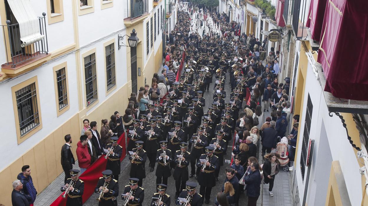 Agrupación musical Nuestro Padre Jesús de la Redención de Córdoba en el Lunes Santo en la calle de la Feria