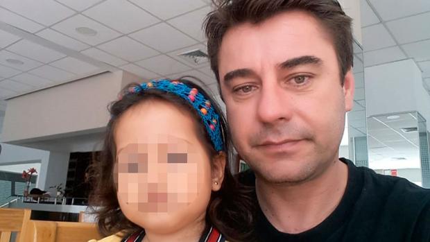 Un vecino de Huelva denuncia a su expareja por «secuestrar» a su hija y sacarla de España