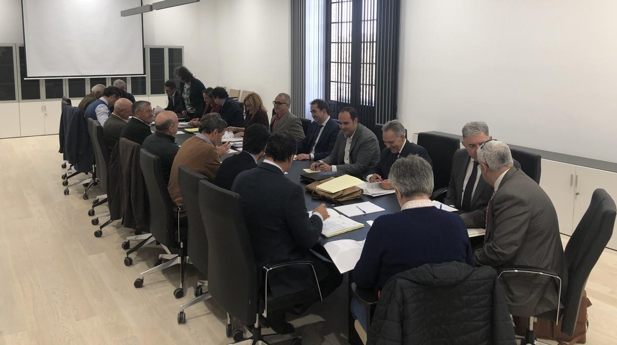 Imagen de la reunión que tuvo lugar el jueves 21 para tratar la extracción ilegal de agua