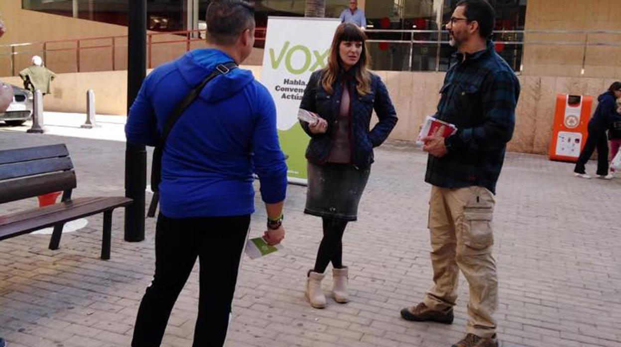 Miembros de Vox En El Ejido en una mesa informativa durante la campaña de las elecciones autonómicas.