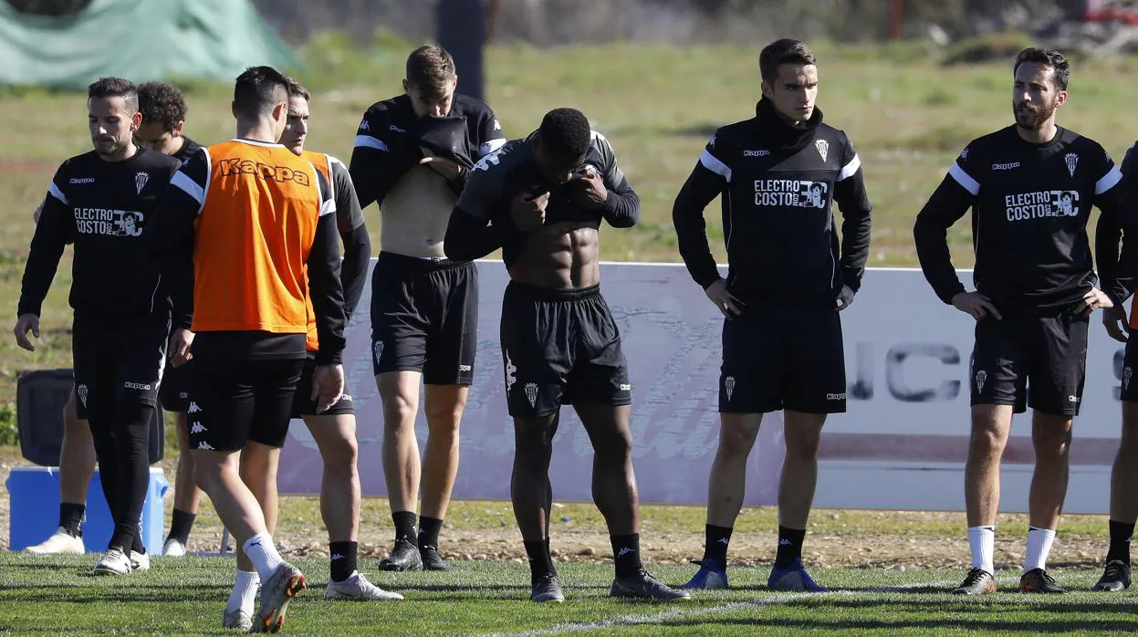 Los jugadores del Córdoba, durante una sesión de entrenamiento