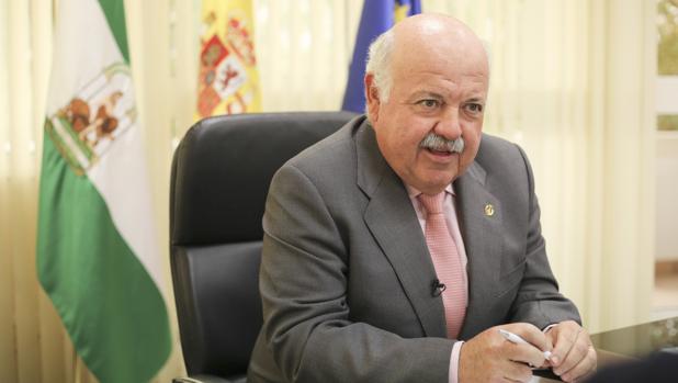 Un consejero andaluz que se proclama «médico de pueblo»