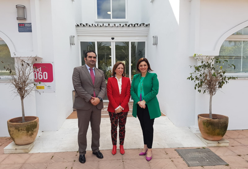 La delegada, Patricia Navarro, junto a la presidenta de la Mancomunidad de municipios de la Costa del Sol Occidental, Margarita del Cid. en una visita institucional