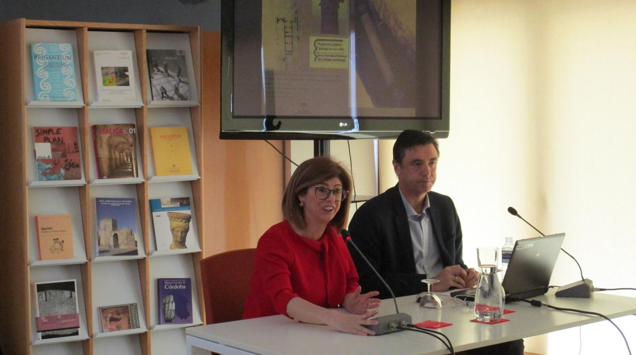 María Dolores Baena, directora del Museo de Arqueología de Córdoba y Alberto León Muñoz, profesor titular de Arqueología