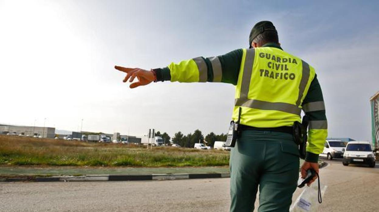 Un agente de la Guardia Civil de Tráfico