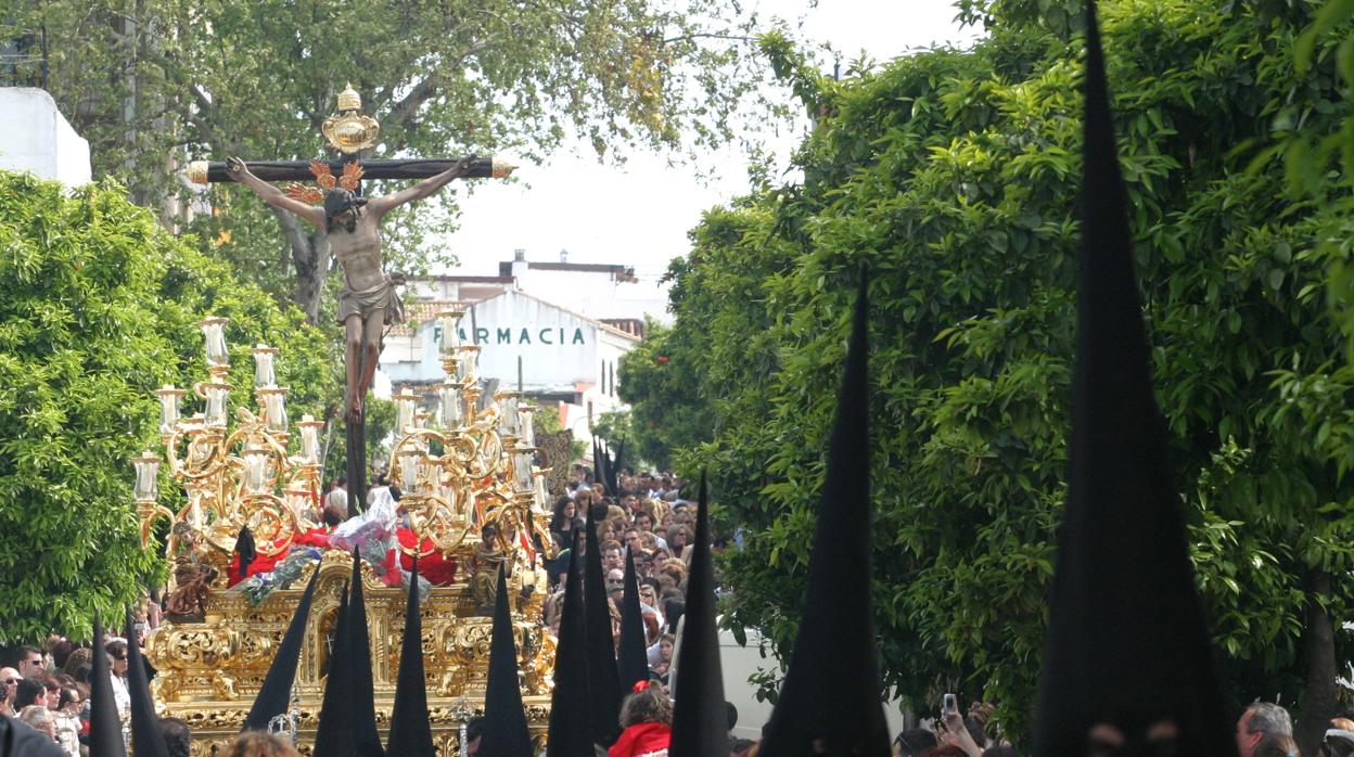 El Santísimo Cristo del Amor durante su salida procesional en la tarde del Domingo de Ramos en Córdoba