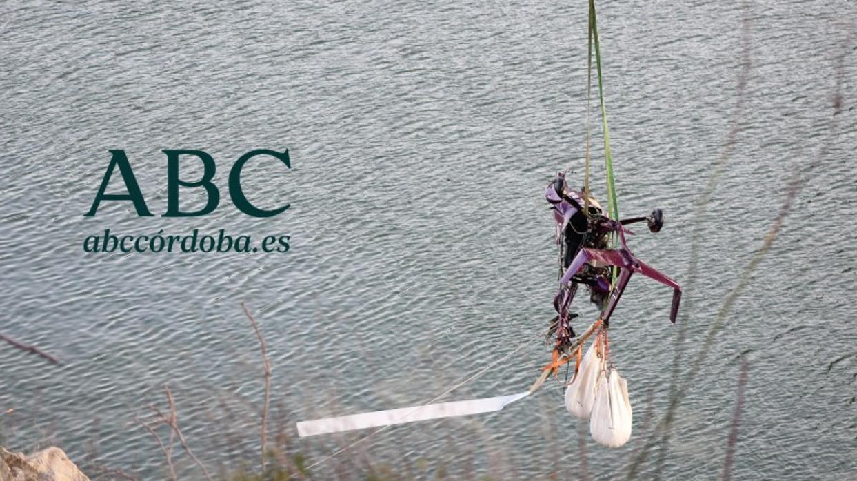 Momento en el que sacan del aguan el autogiro siniestrado en el pantano de Iznájar