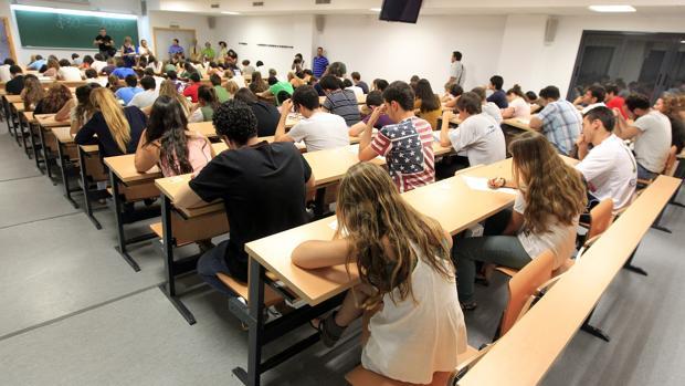 La Junta de Andalucía mantendrá el próximo curso las matrículas gratis en la Universidad para quienes aprueben