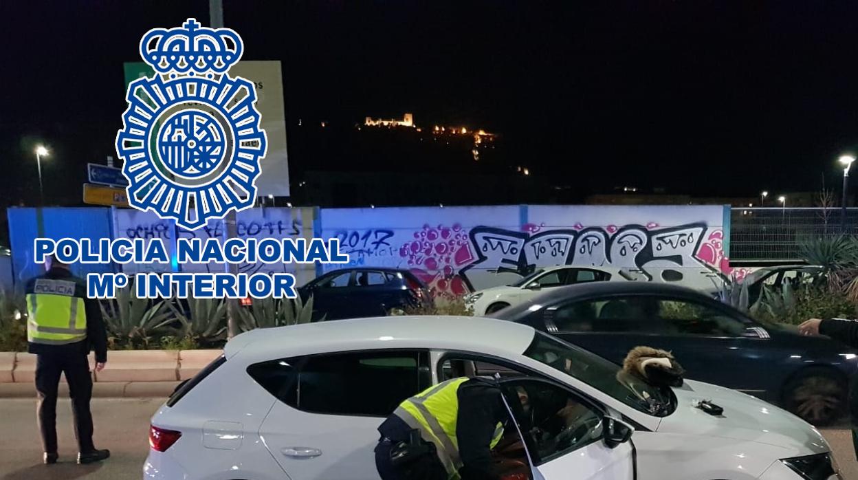 Un agente inspecciona el vehículo del joven que huyó del control policial