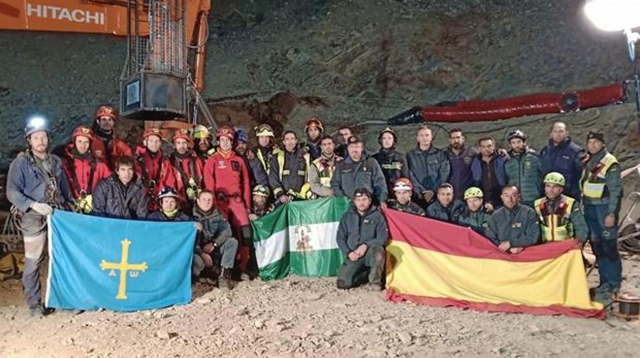 Parte del equipo de rescate que participó en la tareas de sacar a Julen del pozo