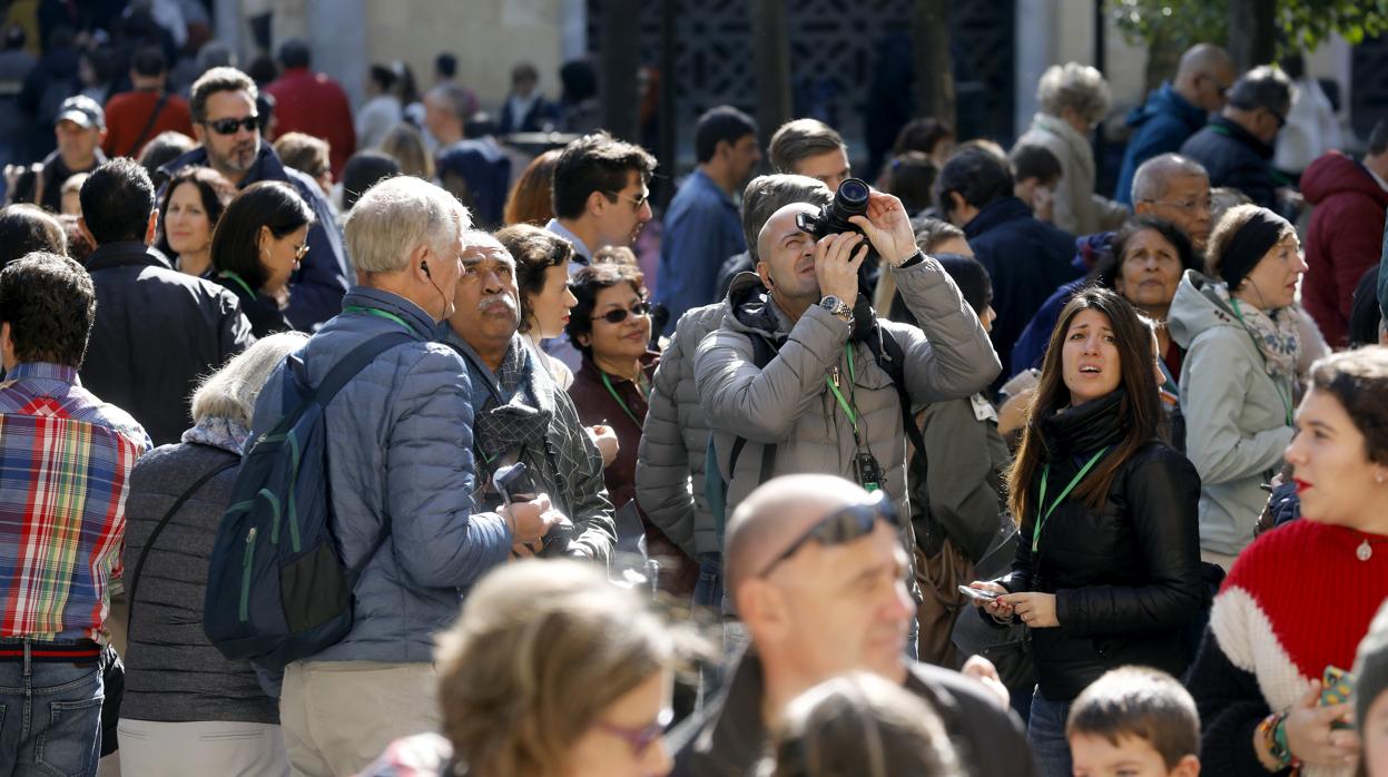 Turistas en el Patio de los Naranjos de la Mezquita-Catedral