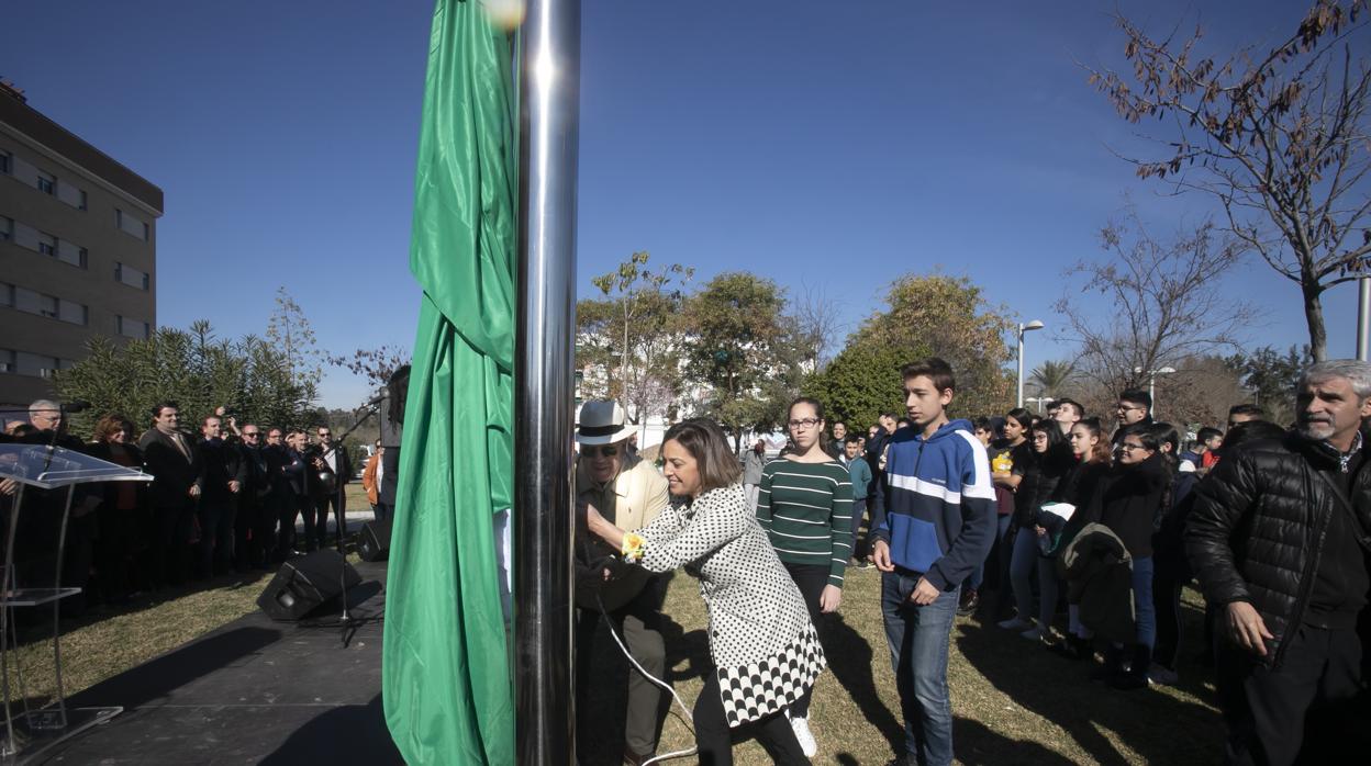 Izada de bandera ayer en la Plaza de Andalucía