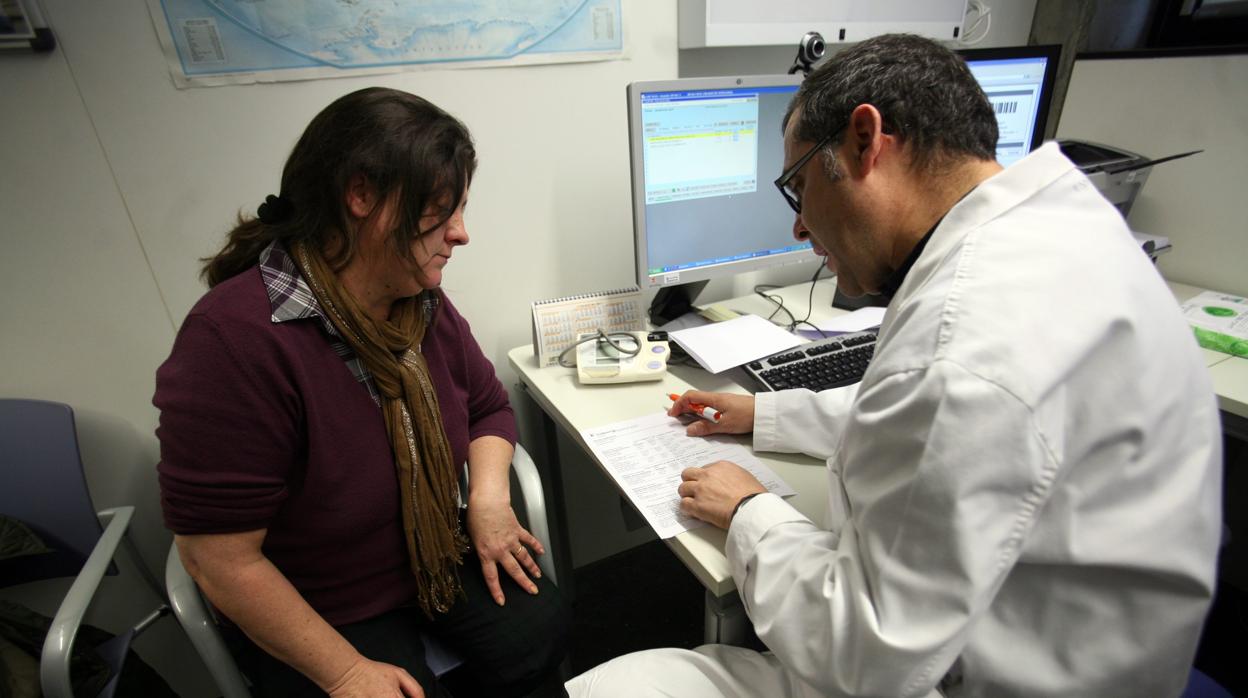 Una paciente en una consulta con su médico