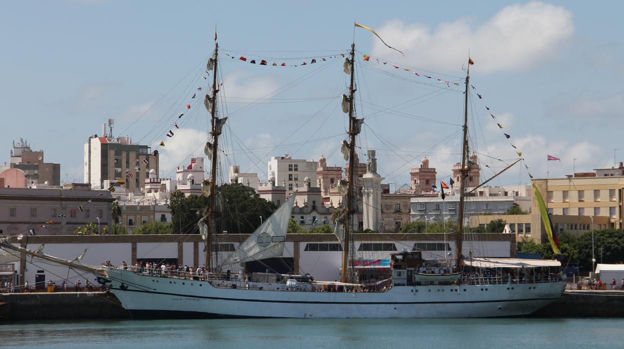 Barco de la Armada atracada en el Puerto de Cádiz
