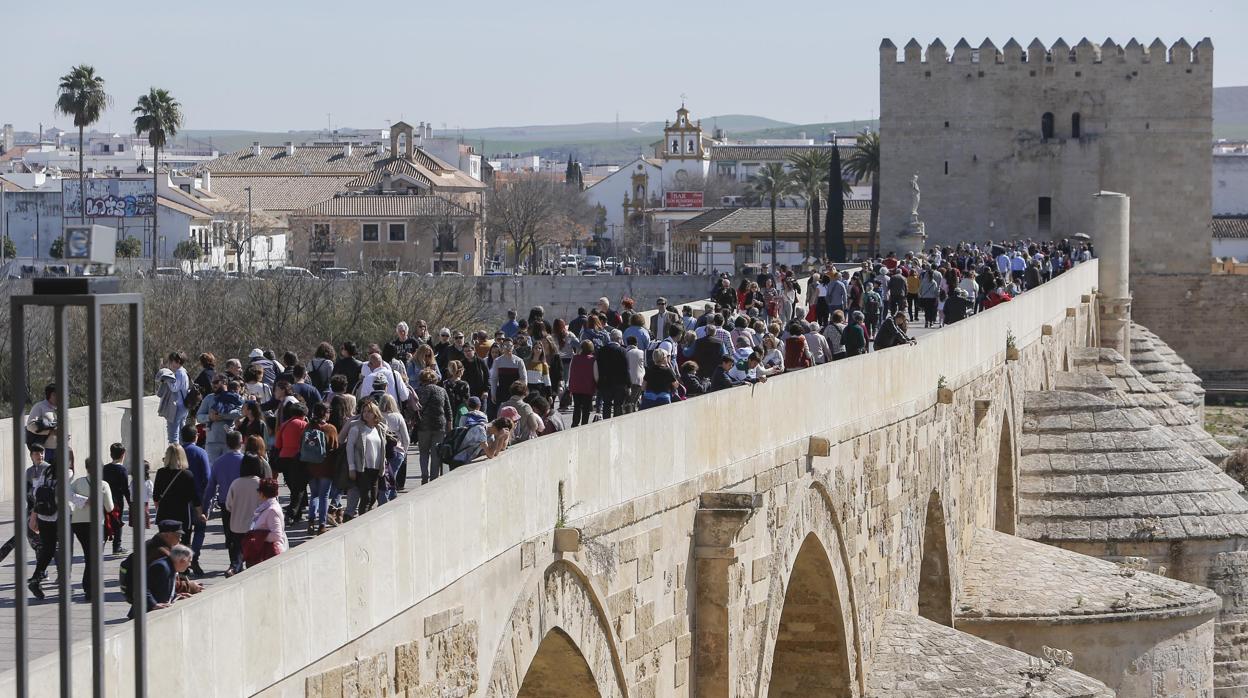 Turistas en el Puente Romano en una imagen tomada ayer al mediodía