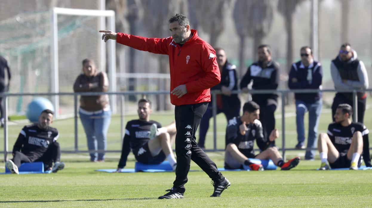 El entrenador del Córdoba, Rafael Navarro, da instrucciones en el entrenamiento