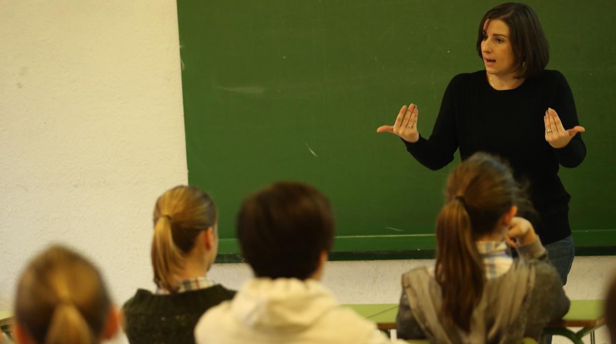 Una profesora dando clase en un aula de Bachillerato en un instituto en una imagen de archivo