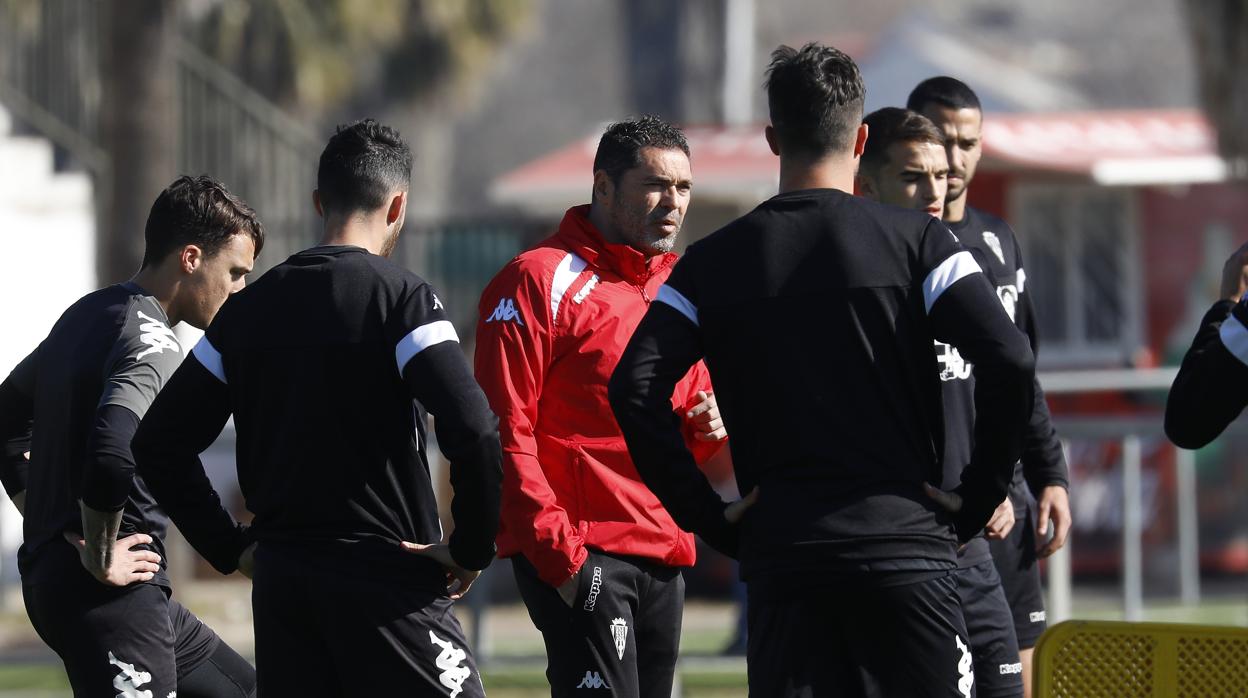 Rafa Navarro dando instrucciones durante un entrenamiento