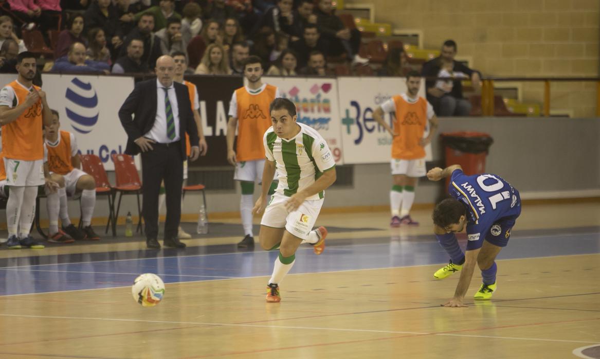 Pakito intenta hacerse con el balón