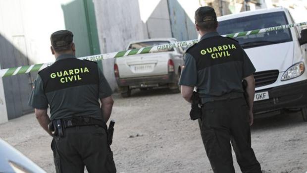 Hallan, aún vivo, a un hombre con un disparo en la cara en un paraje de Huelva