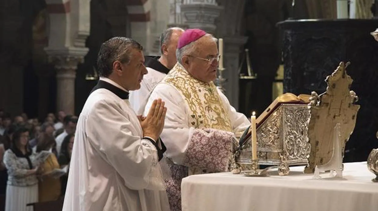 El obispo de Córdoba durante una misa