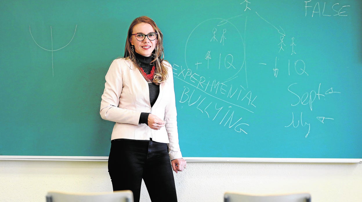 Izabela Zych posa en la Universidad de Córdoba