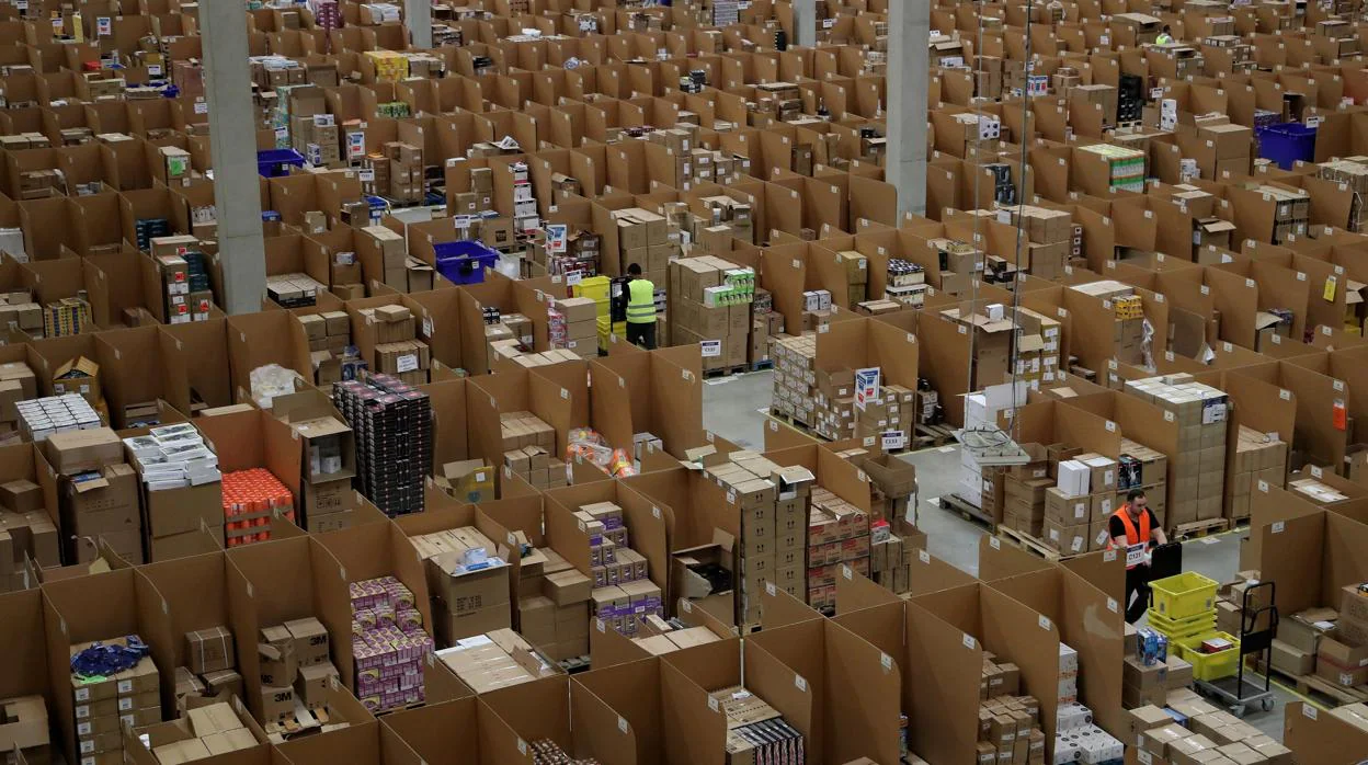 Operarios de logística de Amazon en un almacén de la compañía en Alemania