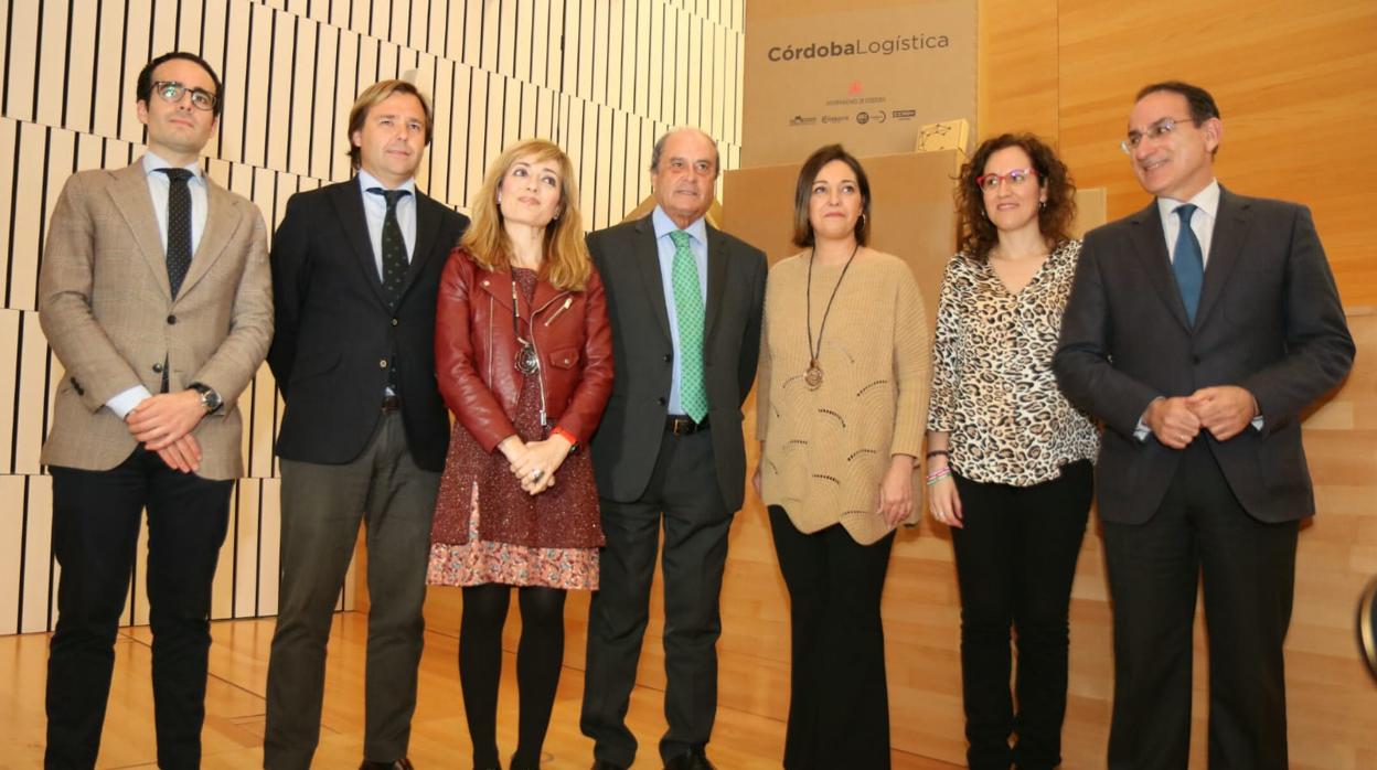 La alcaldesa de Córdoba acompañada por agentes sindicales y empresariales en el acto de presentación