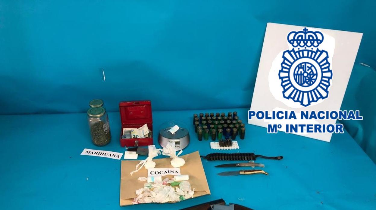 Droga y armas aprehendidas por la Policía Nacional durante los registros