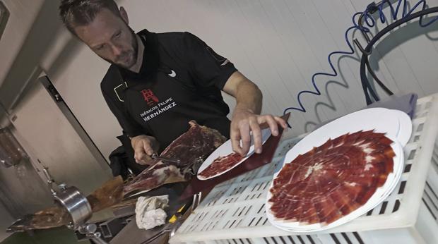 La Universidad de Córdoba demuestra que cortar jamón ibérico a mano conserva la calidad