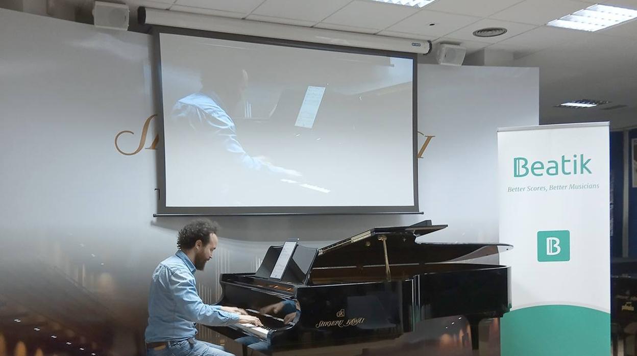 Demostración al piano en el Shigeru Kawai Center de la capital de España