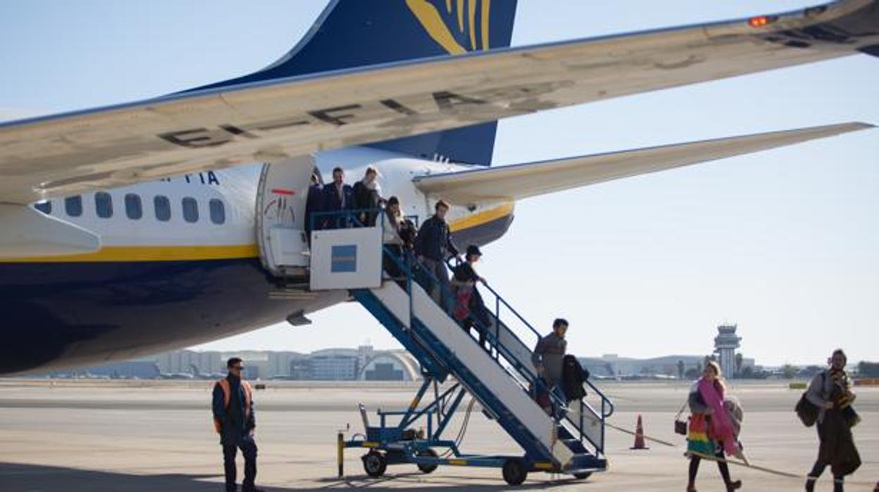 Los pasajeros aterrizan en el aeropuerto de Sevilla