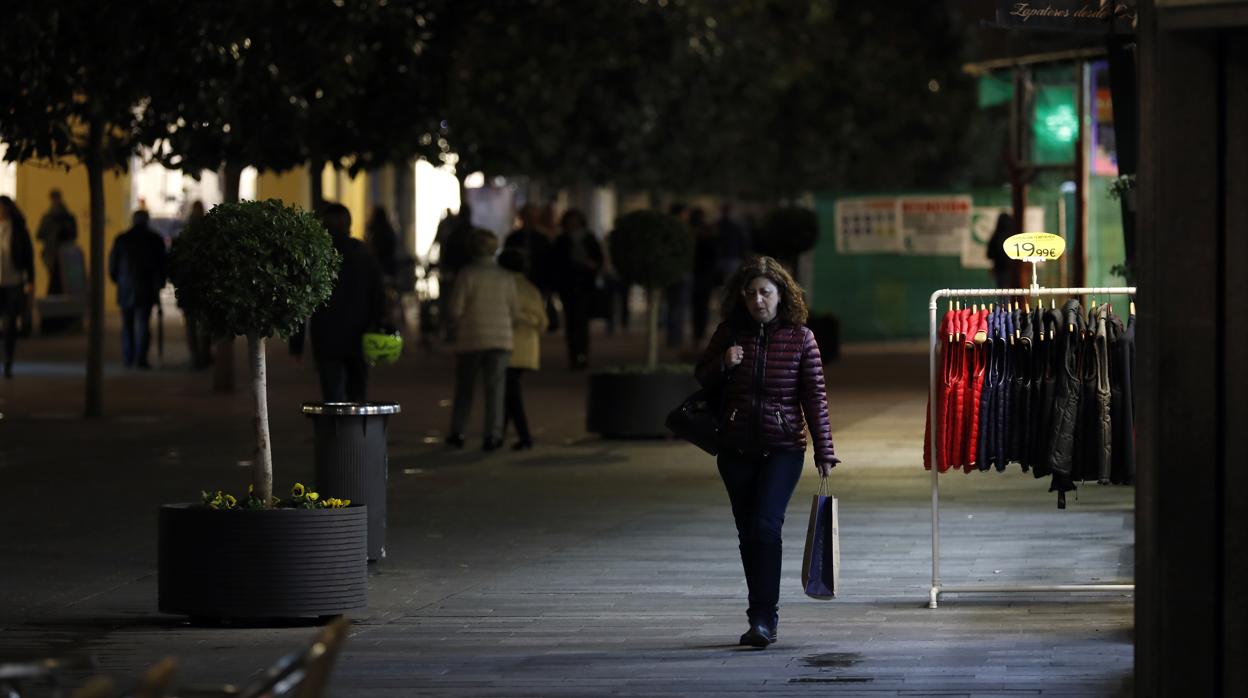 La calle Cruz Conde de Córdoba, con poca iluminación