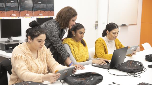 Educación digital para que mujeres gitanas sean competitivas en el mercado laboral