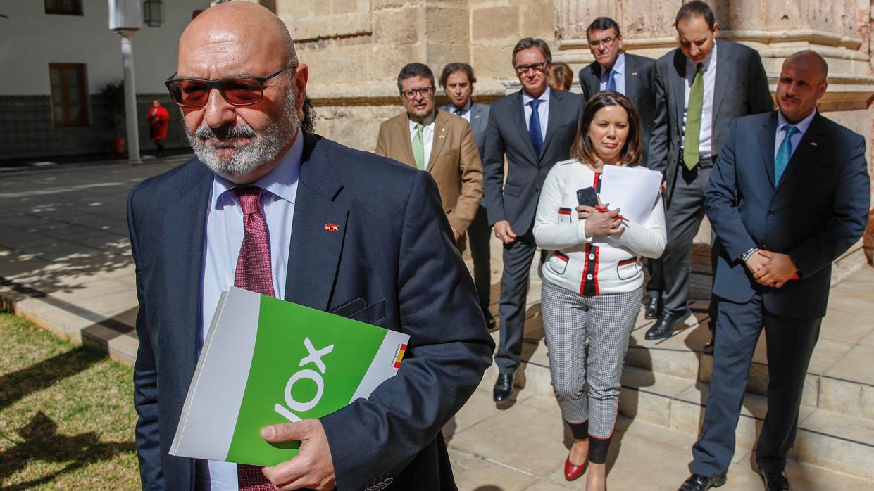 El portavoz de Vox, Alejandro Hernández (i), seguido por los diputados del grupo, abandonan la sesión de control al Ejecutivo en el Parlamento de Andalucía en Sevilla