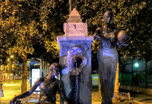 8-M | Las estatuas de Córdoba amanecen «decoradas» con mensajes feministas