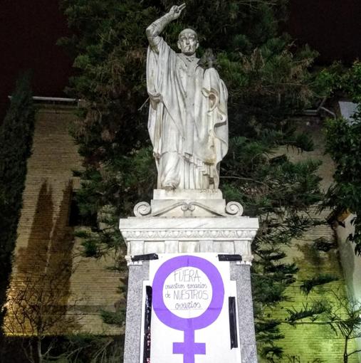 8-M | Las estatuas de Córdoba amanecen «decoradas» con mensajes feministas