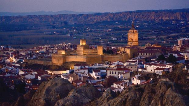 El patrimonio de Guadix reluce: la Alcazaba se enciende y la Catedral estrena visitas a su torre