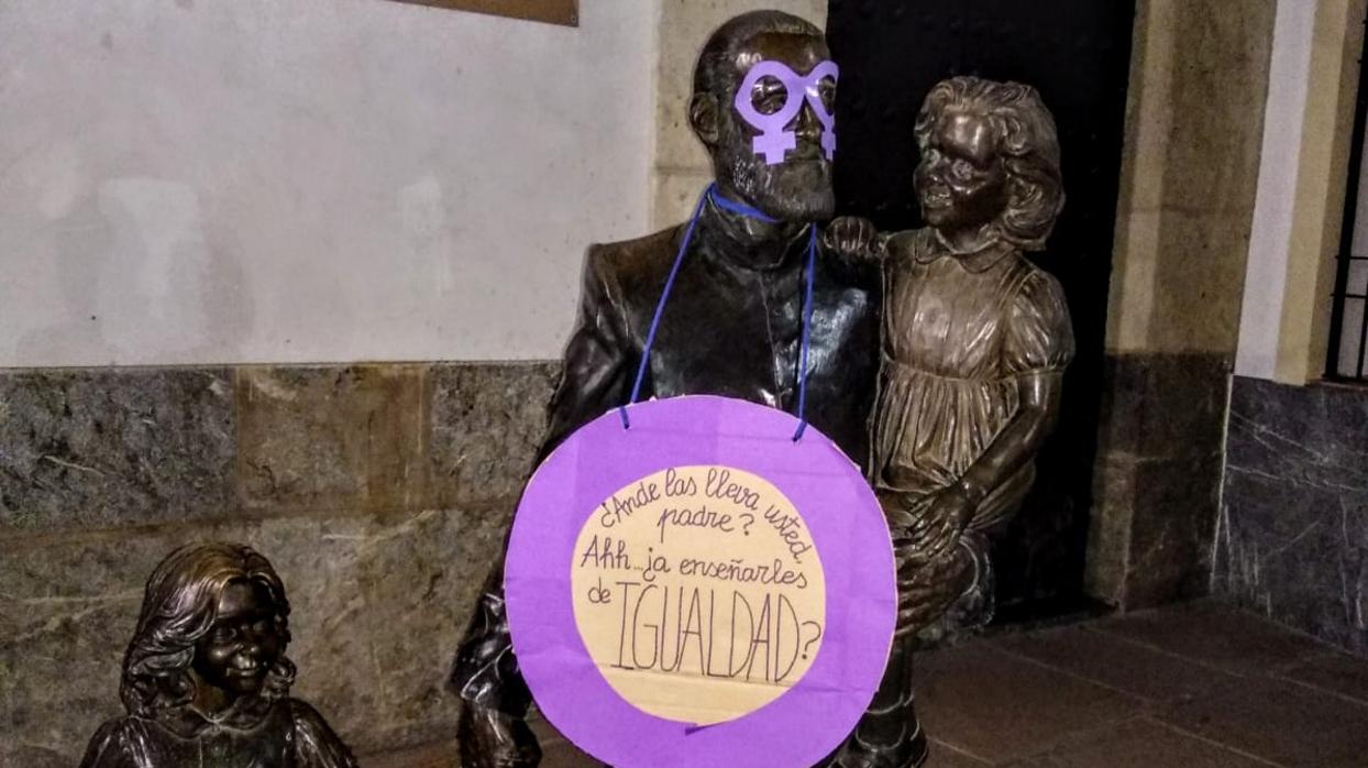 La estatua del Padre Cosme, víctima de una acción feminista el 8 de marzo