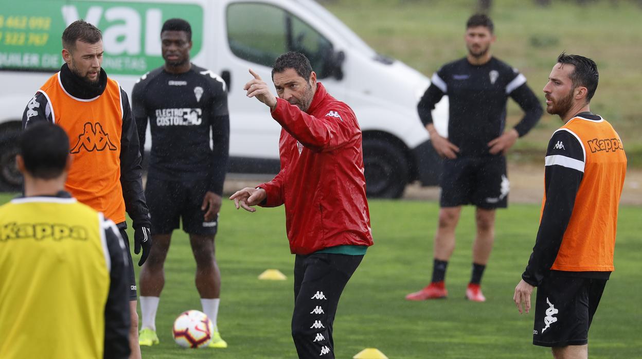 Navarro dando instrucciones durante un entrenamiento