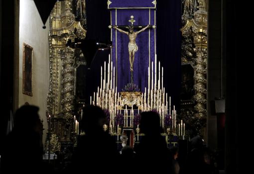 El Cristo de la Misericordia, en el altar mayor de San Pedro