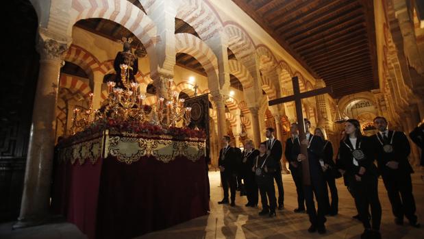 El Perdón de Córdoba regresa a su templo tras el Vía Crucis acompañado por Coronación de Espinas