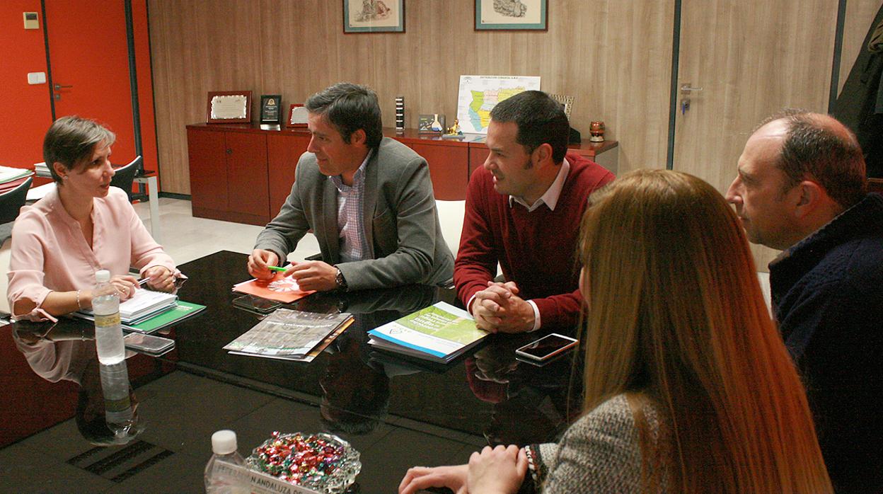 La delegada de Agricultura, a la izquierda, en la reunión con dirigentes de la UPA de Jaén