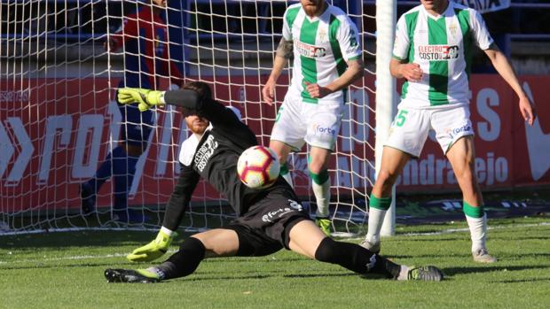 Dos fallos groseros de Carlos Abad condenaron al Córdoba CF ante el Extremadura