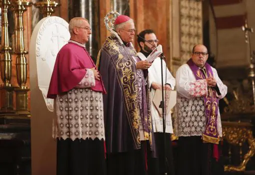 El obispo, Demetrio Fernández, al terminar el rezo de las estaciones